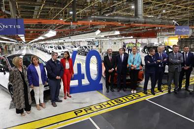 Maroto y Lambán en el 40 aniversario del Opel Corsa en Figueruelas / FABIÁN SIMÓN / EUROPA PRESS